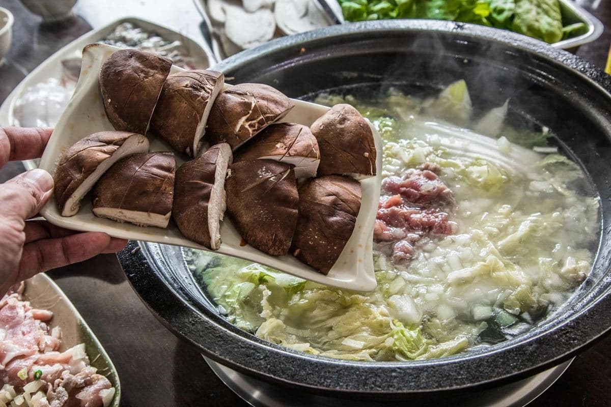 超偏僻卻天天爆滿！網譽「石頭火鍋神店」藏加油站，大肉盤＋沙茶老饕最愛