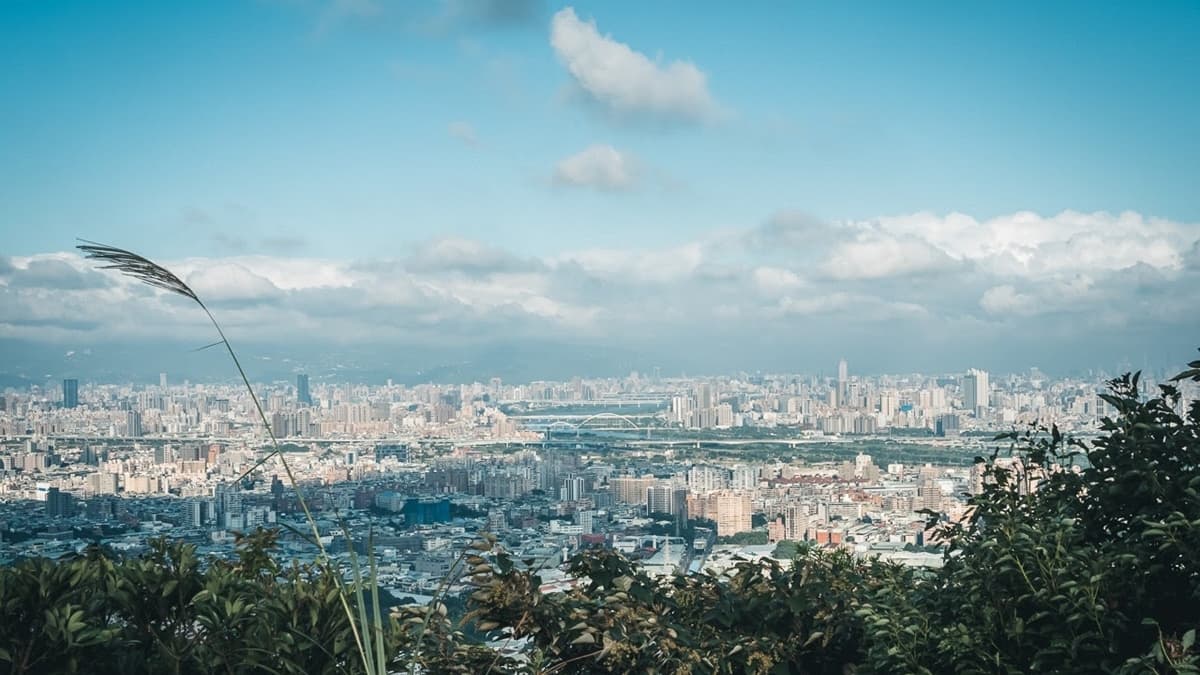 踏上架高的小觀景台，可以欣賞180度的景觀視野。（圖片來源：是艾思，不是火拳。）