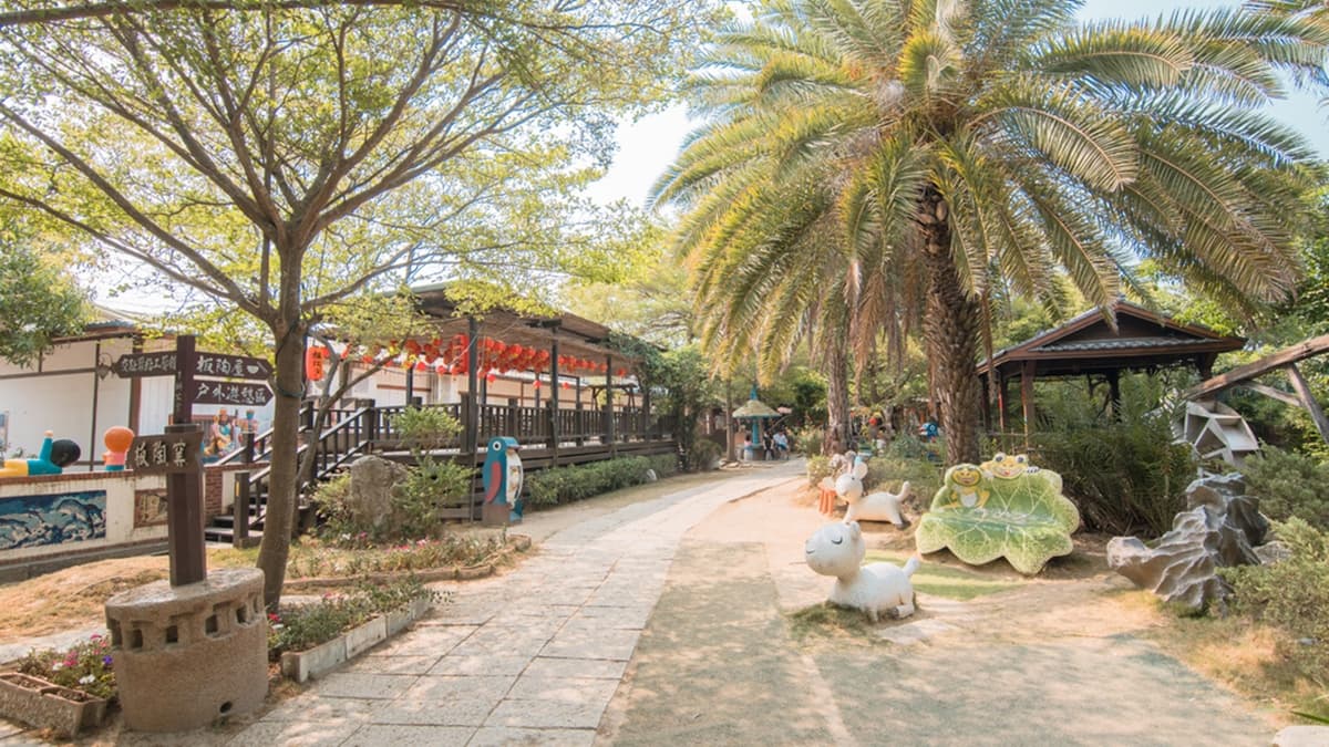 戶外休閒區可以看到許多創意的小涼亭、休閒椅和各式造景。（圖片來源：那倆人✈玩樂人生）