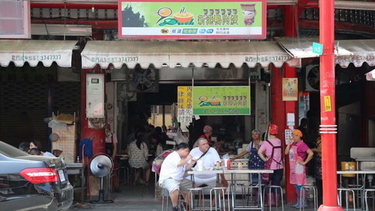 走訪嘉義新港奉天宮時，必吃的就是這間「新港生炒鴨肉羹」了。（圖片來源：貓大爺）