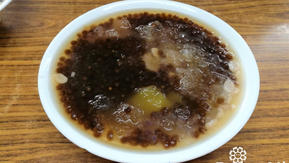 加了芋圓、花生和粉粿３種配料的粉圓，看起來一整碗很滿。（圖片來源：花洛米一起去玩耍）