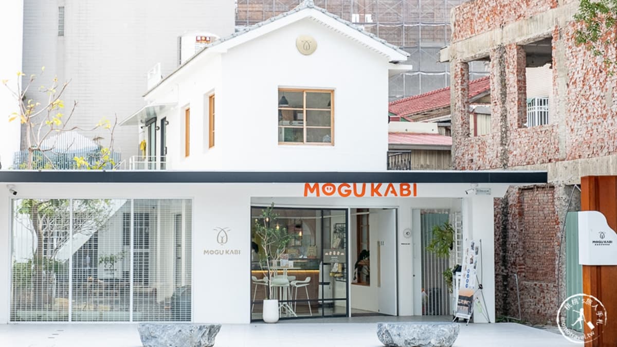店外觀是白色系建築物搭配綠色植栽，一不小心就在門口狂拍照一波。（圖片來源：桃桃's旅人手札）