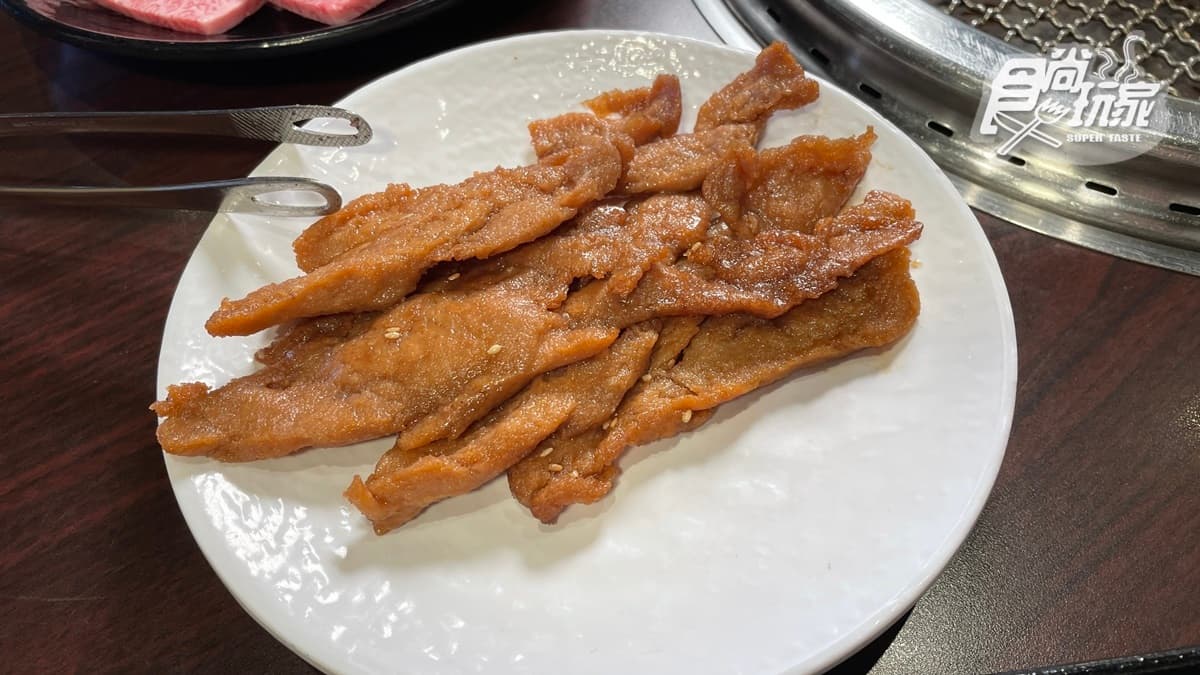 店家獨家用大豆製成的人造肉，一咬還會爆汁。