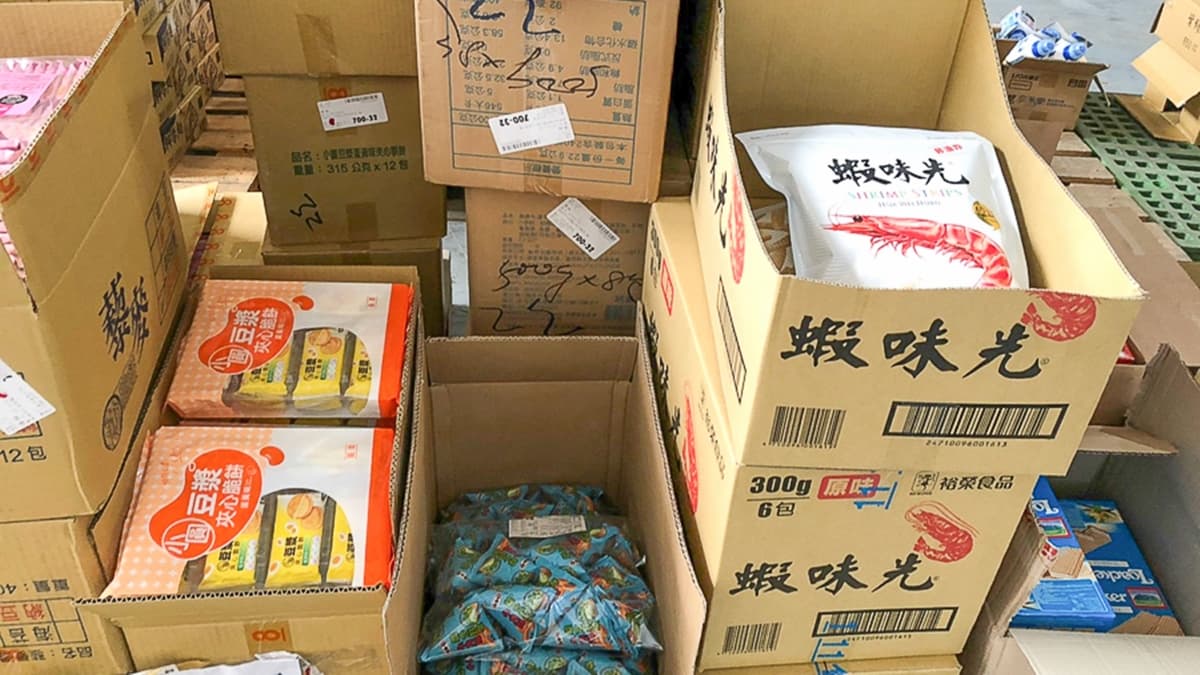 店家販售各種零食、餅乾、罐頭、清潔用品等，高達上百款的商品。（圖片來源：跟著尼力吃喝玩樂）