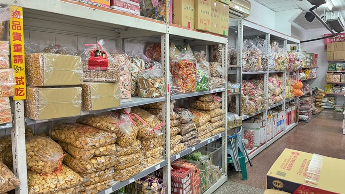 店裡販售超過上千種零食、餅乾、古早味美食。（圖片來源：跟著尼力吃喝玩樂）