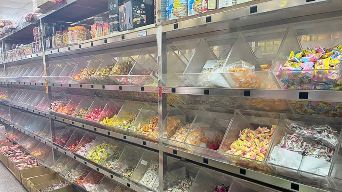 巨大包裝的零食餅乾，可以一整包買，也有零售。（圖片來源：跟著尼力吃喝玩樂）