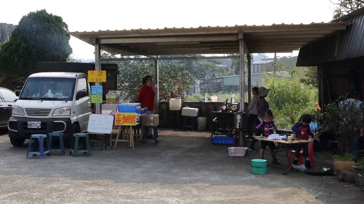 「王家碳烤鋼管雞」藏身在淡水山中，地點相當隱密。（圖片來源：翰寶寶與小珊珊的旅遊美食生活手札）