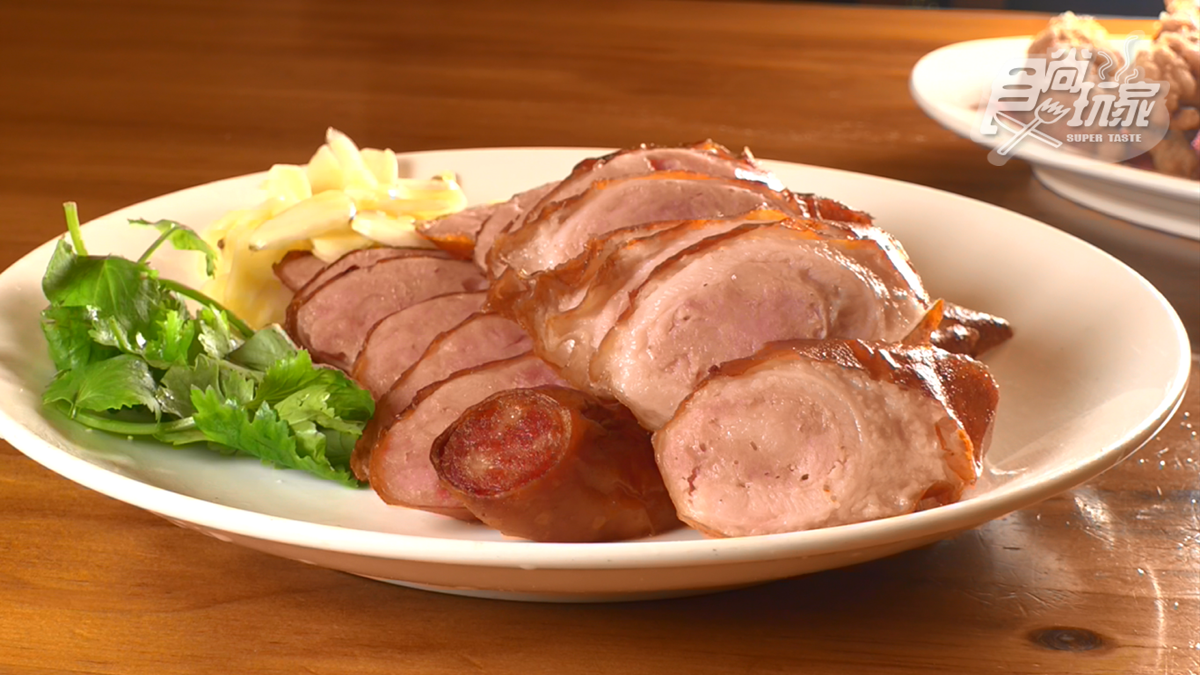 「腸中腸」將滷大腸內包入香腸，外頭的肥腸酥脆，帶油脂香氣。