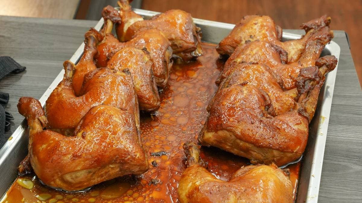 一大盤雞腿油亮亮的雞腿每隻僅60元，店長說有時候11點開賣，12點半就賣完。（圖片來源：美食好芃友）