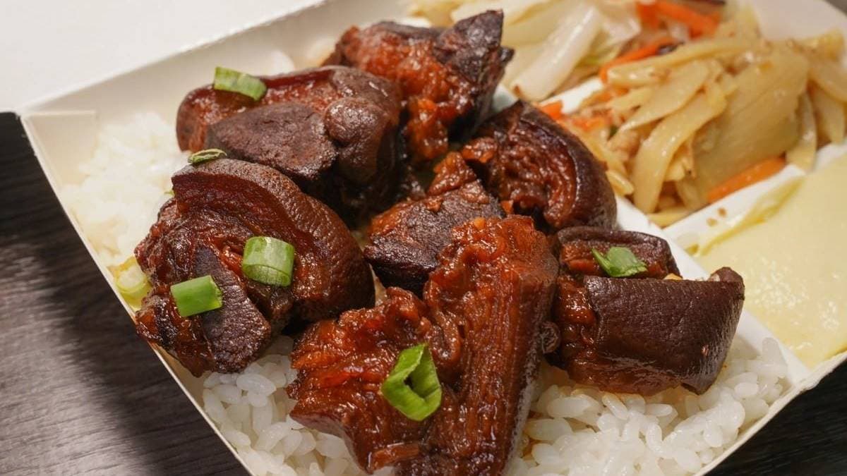 人氣王之一的紅燒肉飯，祕製深色滷汁完全滷進豬五花肉之中，還保有ＱＱ的彈牙感。（圖片來源：美食好芃友）