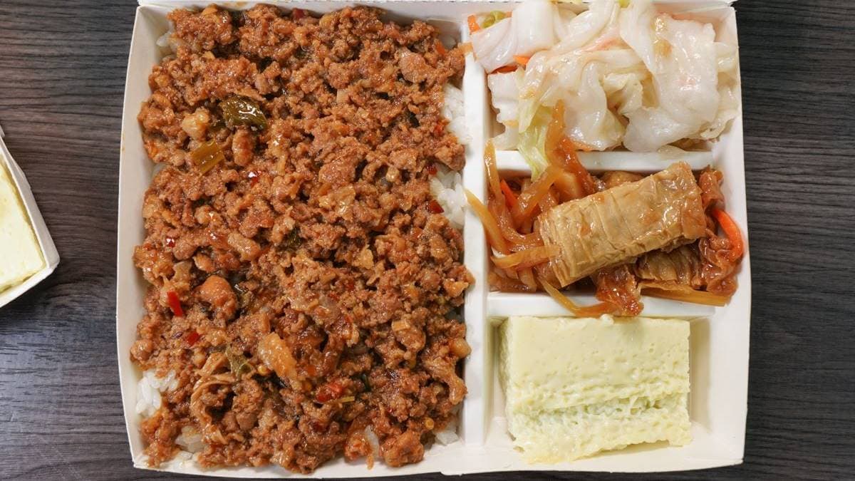 打拋豬飯的辣肉燥超下飯，一轉眼會把整個飯區全部扒光光！（圖片來源：美食好芃友）