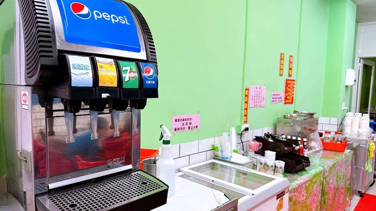 自助區有提供飲品、冰淇淋、醬料、濃湯供客人自行取用。（圖片來源：瑋瑋美食萬歲）