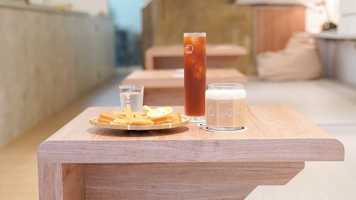 「阿薩姆紅茶」搭配著雞蛋糕非常剛好。（圖片來源：阿華田的美食日記）