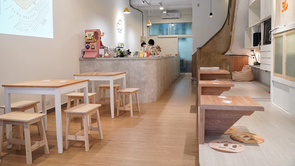 店內裝潢以木質設計為主，整體很有日式的味道。（圖片來源：阿華田的美食日記）