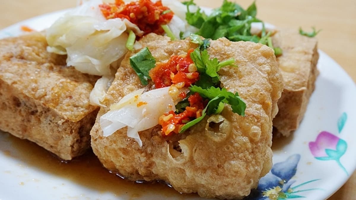 臭豆腐的湯汁緊緊鎖在裡面，大口咬下秒噴汁。（圖片來源：PEKO の Simple Life）