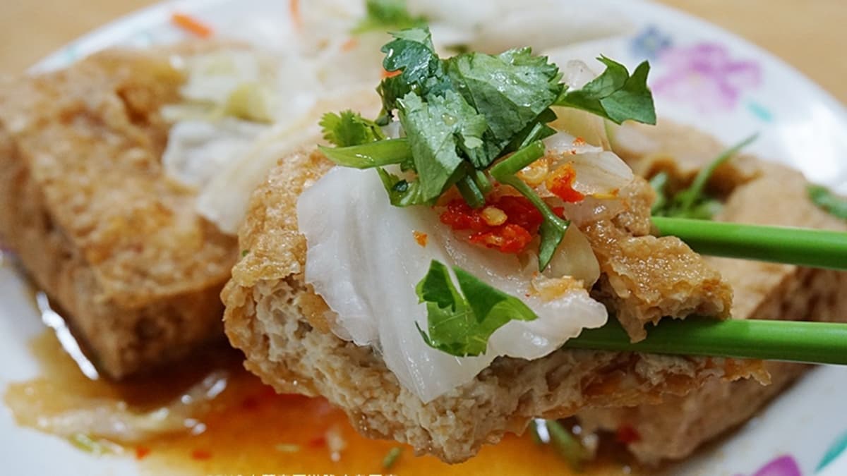 臭豆腐搭配香菜、泡菜、蒜泥跟辣椒，香氣四溢。（圖片來源：PEKO の Simple Life）
