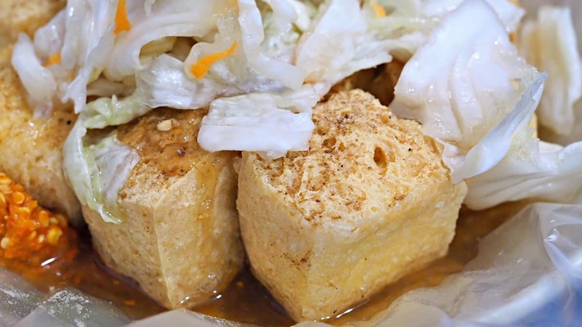 臭豆腐炸到外酥內嫩。（圖片來源：爆肝護士的玩樂記事）