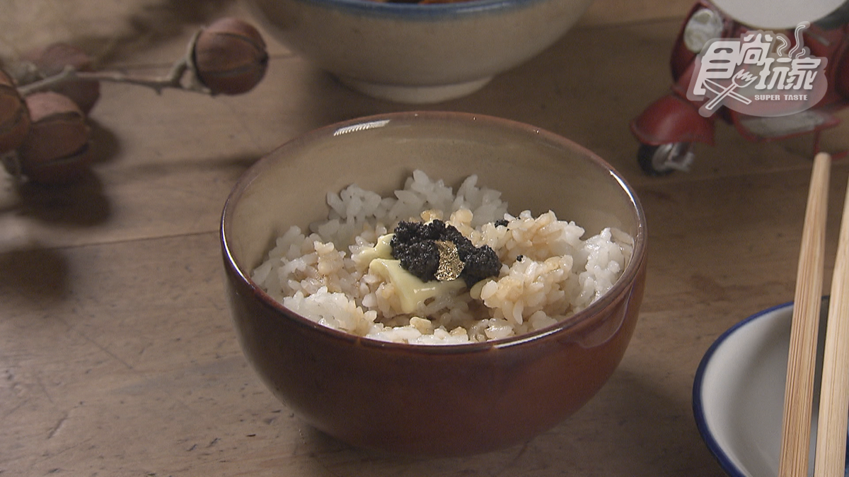 「奶油松露拌飯」加入日式醬油，拌開之後香氣十足。