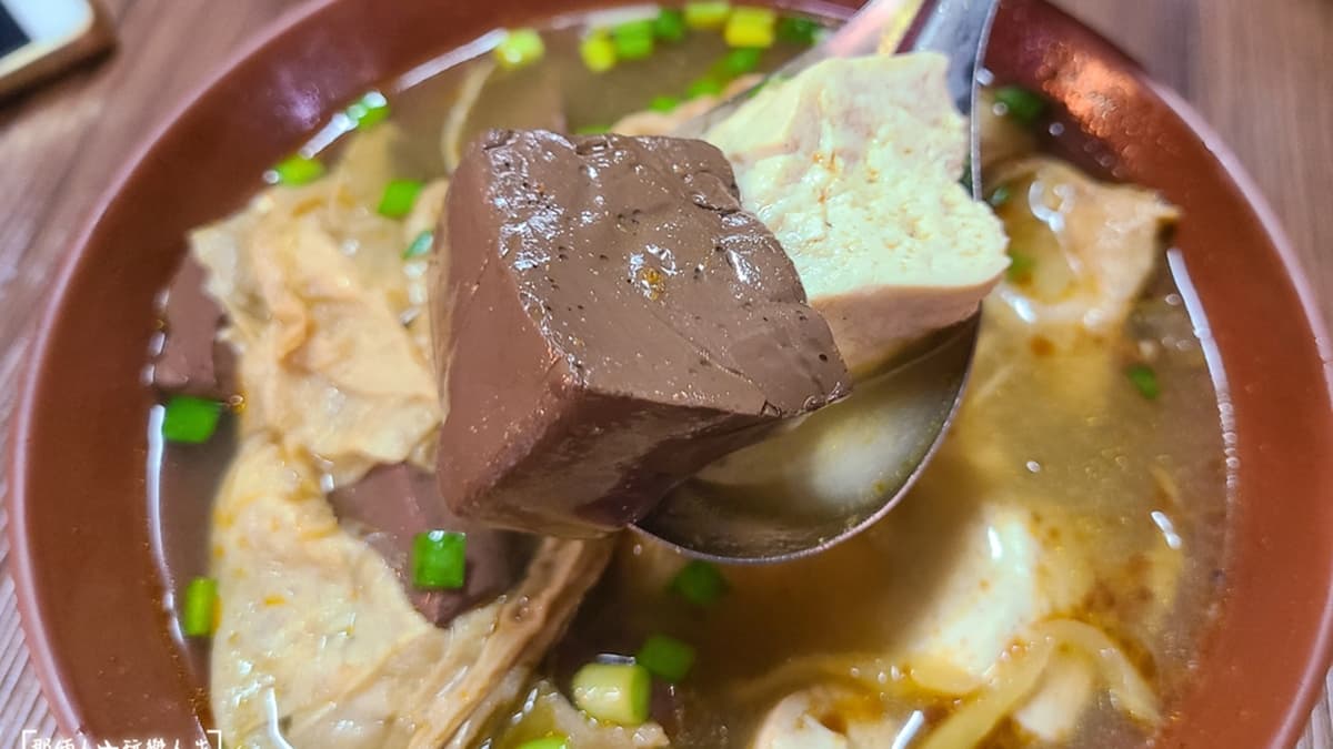 湯頭微辣的口感，喝起來挺順口的。（圖片來源：那倆人✈玩樂人生）