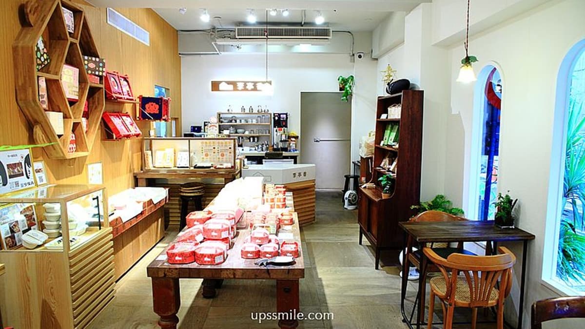 小巧精緻的空間，一邊陳列伴手禮專區，一邊提供室內座位區。（圖片來源：UPSSMILE向上的微笑萍子）