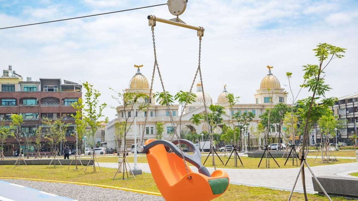 雙軌滑索是公園內規模較大，能體驗低空飛行的樂趣。（圖片來源：懷陞足跡）
