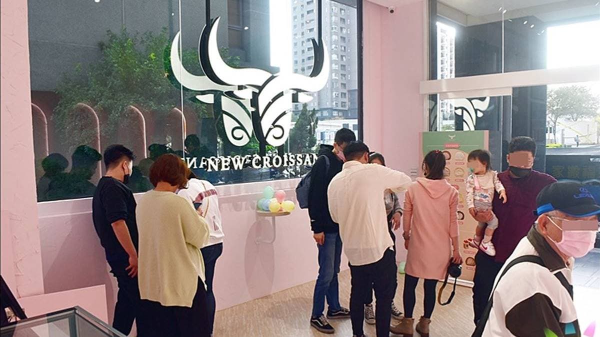 門市以外帶為主，沒有內用座位。只有靠窗的牆面有小圓桌立食區。（圖片來源：商妮吃喝遊樂）