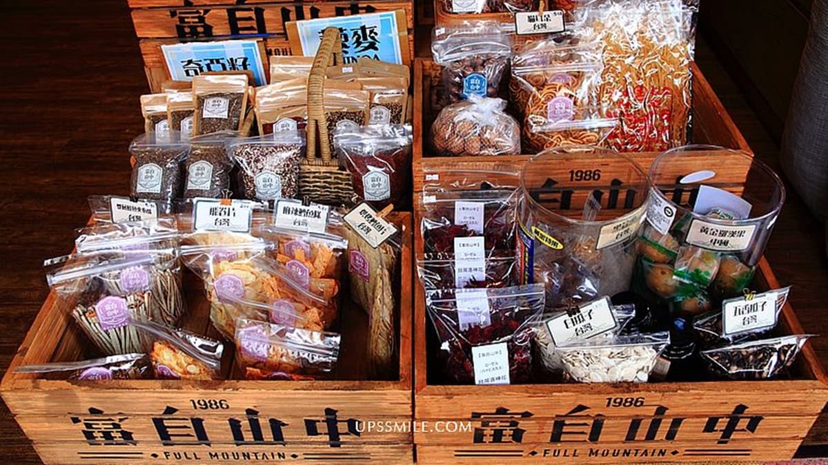 龍眼乾、桂圓、藜麥都有販售，滿足主婦們煮甜湯的需求。（圖片來源：UPSSMILE向上的微笑萍子）