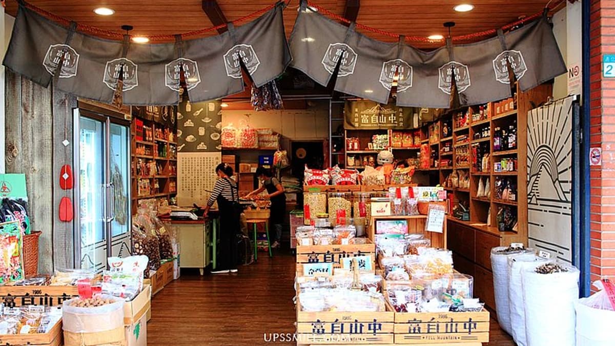 店內以木質地板搭配復古布簾，飄散濃濃文藝氣息。（圖片來源：UPSSMILE向上的微笑萍子）