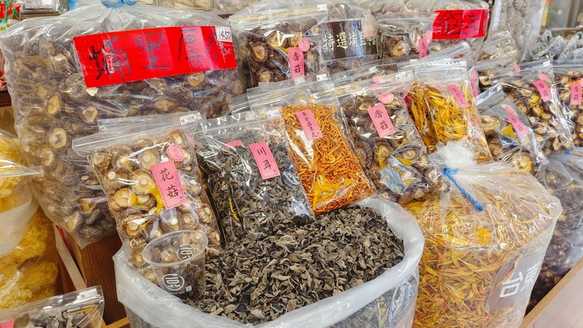 南北貨必買的香菇、金針、白木耳等通通都有。（圖片來源：may may lovely 生活）