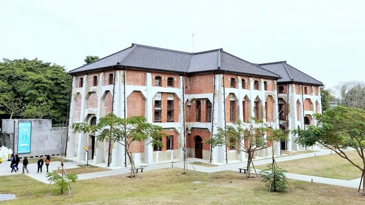 矗立在草地上的紅磚建築相當吸睛。（圖片來源：大口老師的走跳學堂!）
