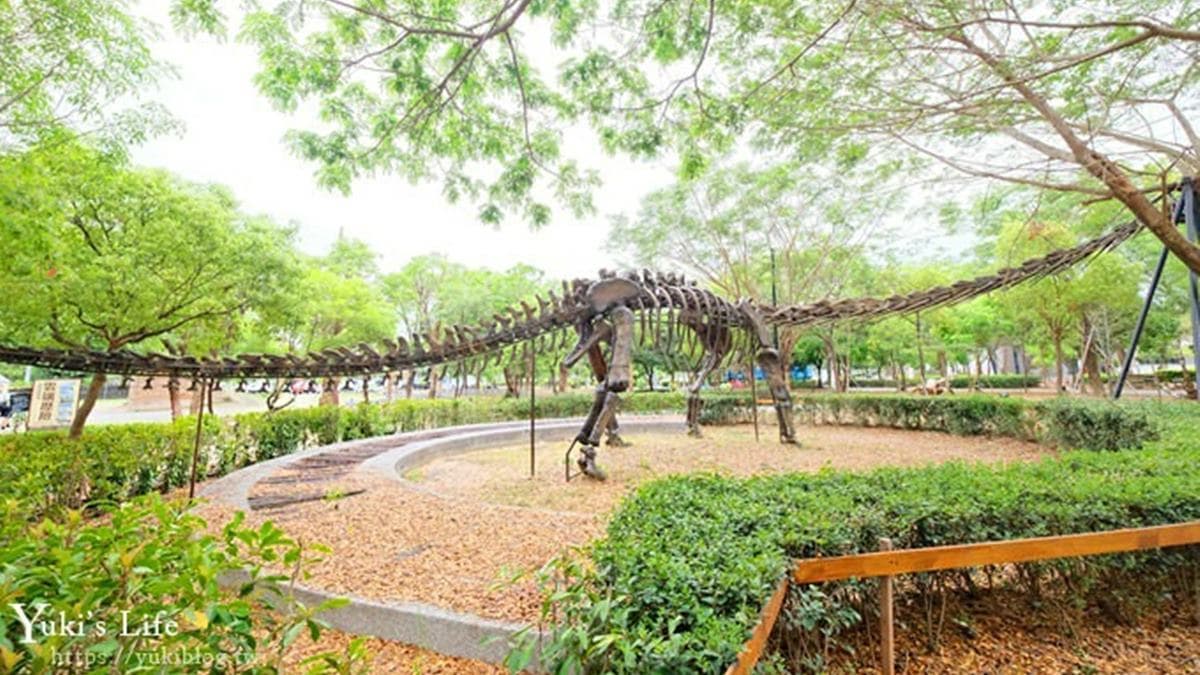 戶外的廣場植栽環境與生態都照顧的很好，還有恐龍展示。（圖片提供：yuki's life） 