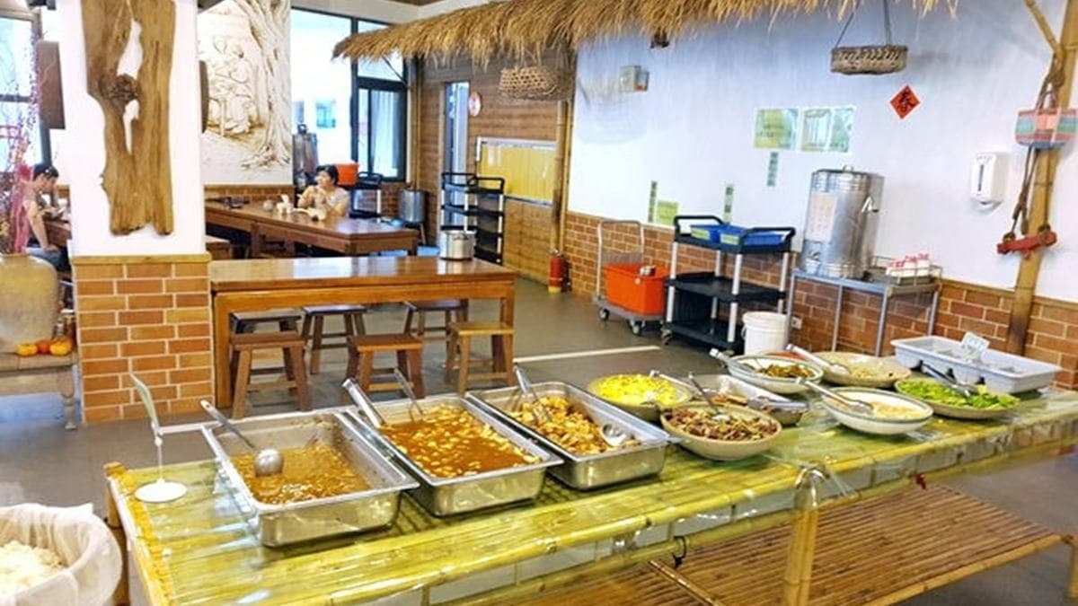 餐廳相當有古早味，中間一整排的料理有菜有肉。（圖片提供：yuki's life） 