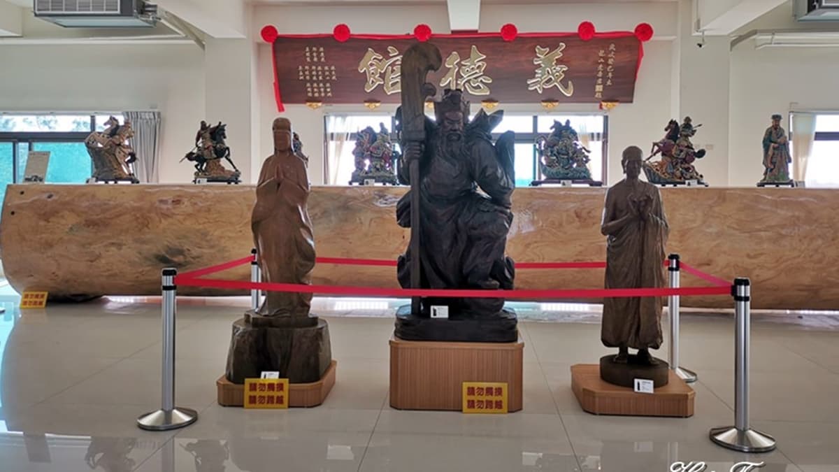 「義德館」內部藏有不少木雕收藏品、日本神轎和關聖帝君的大型布偶。（圖片來源：熱血玩台南。跳躍新世界）
