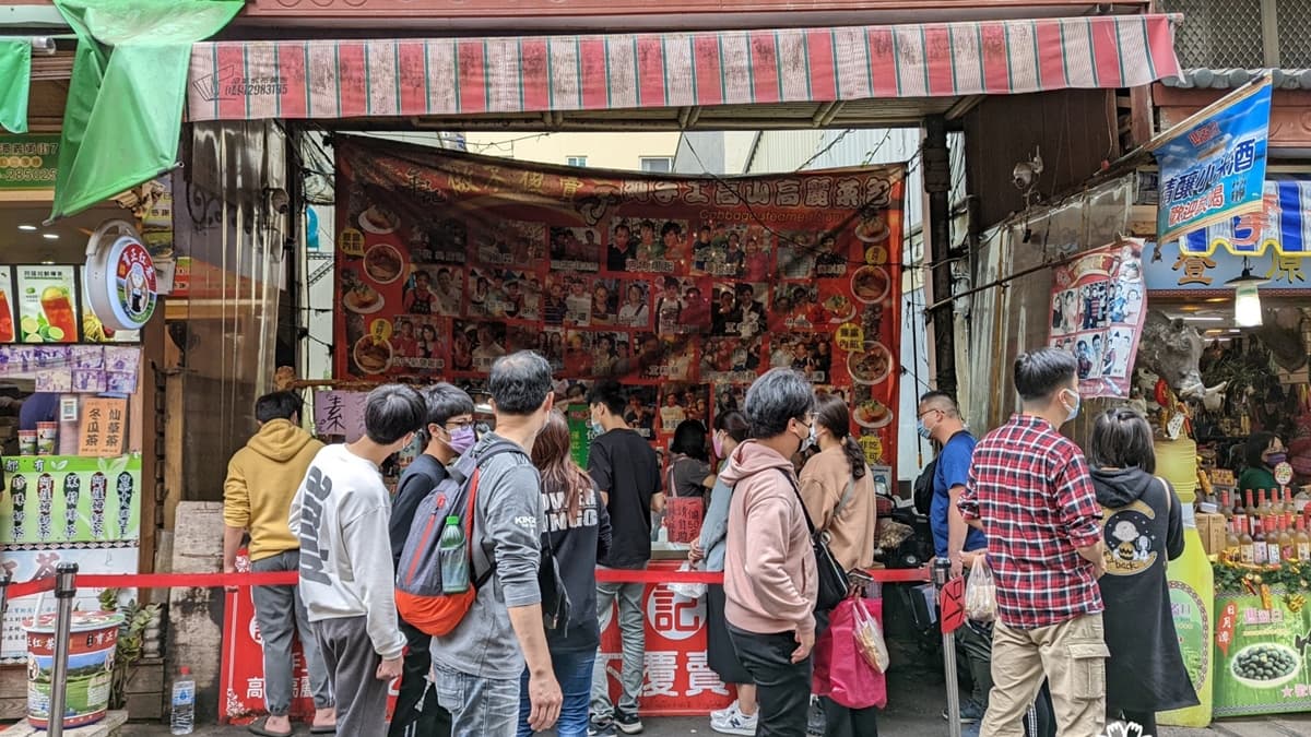 「年記做不復賣香菇高麗菜包」每次經過都一堆人排隊，人氣真的很旺。（圖片來源：花洛米一起去玩耍）