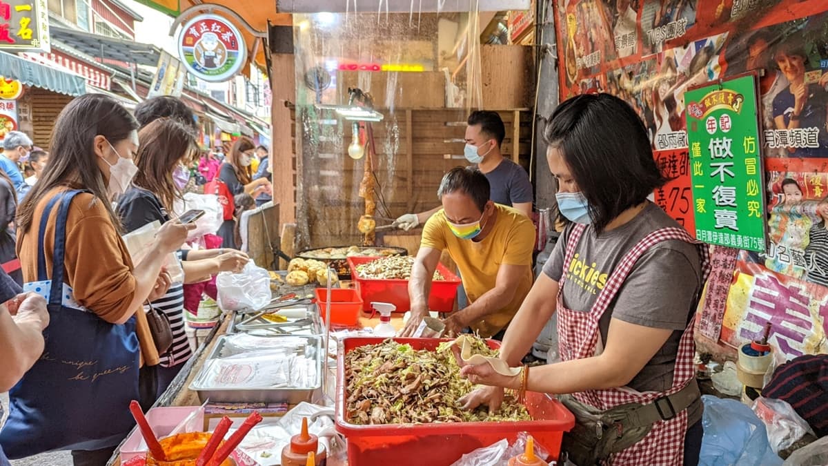 店家後面這一面帆布，簡直就是最強的廣告，好多名人和美食節目都來加持過。（圖片來源：花洛米一起去玩耍）