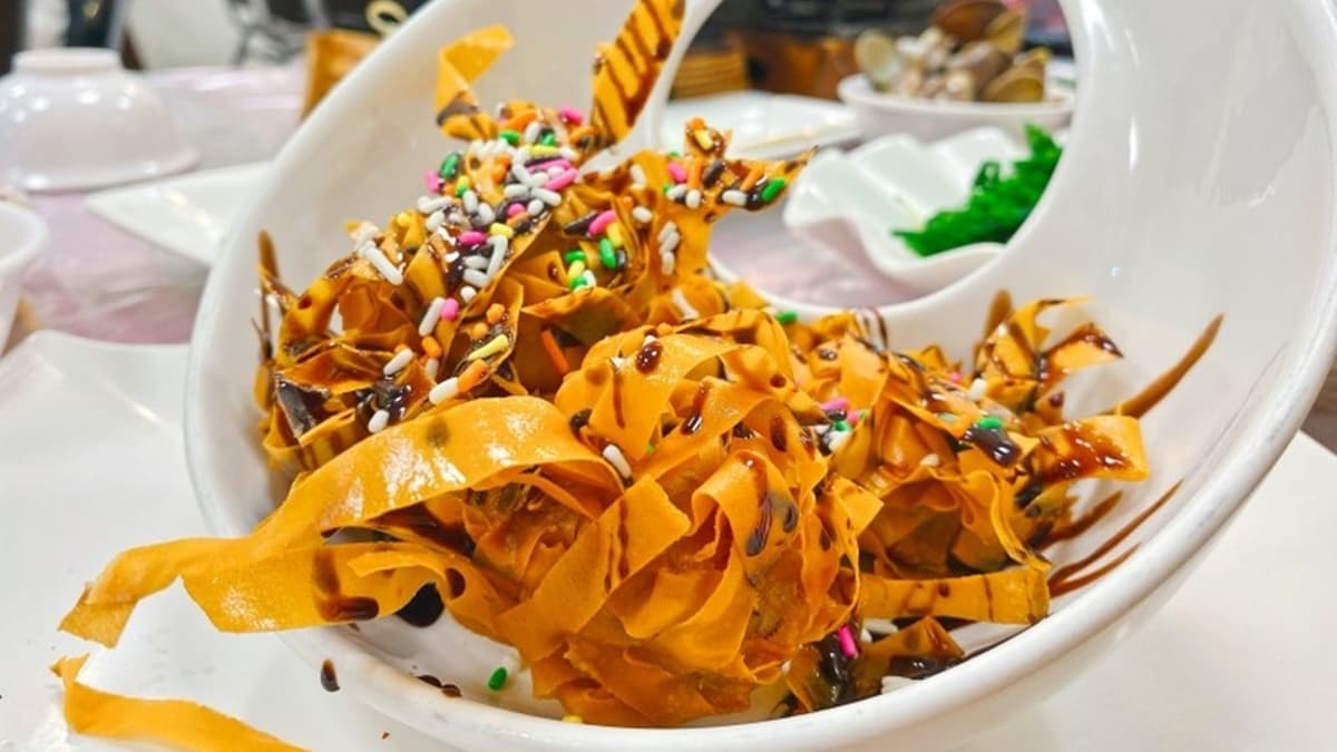 「 麓司岸的蕉蕉者」外層春捲皮，裹入香蕉與奶酥醬，吃起來外脆內軟。（圖片來源：巧莉的世界流浪筆記）