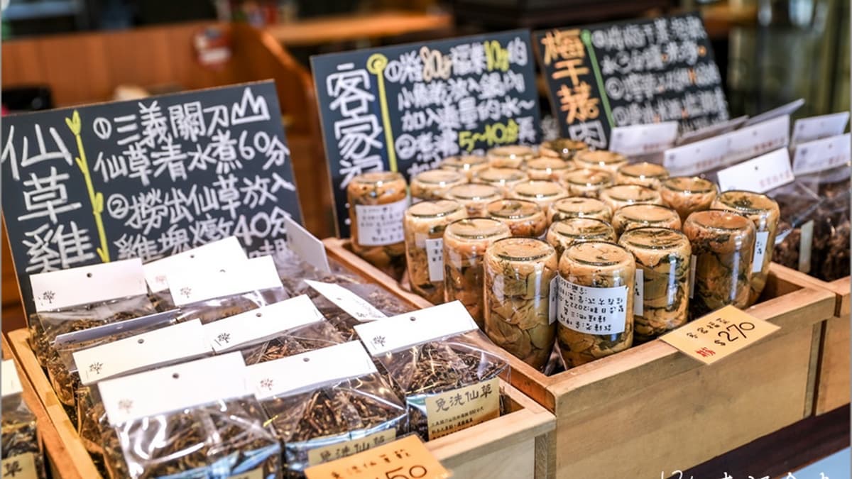 也有客家福菜、手工酸菜、仙草乾。（圖片來源：13‘s幸福食光）