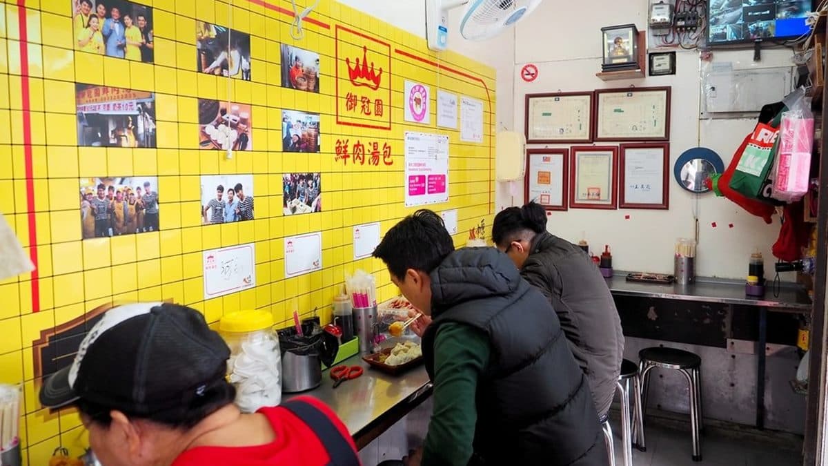 牆上滿滿藝人和老闆的合照，果然是超人氣名店來著。（圖片來源：加小菲愛碎碎唸）