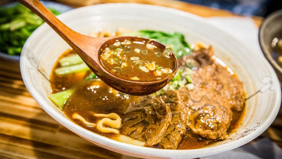 川味牛肉湯頭本身其實不太辣，牛肉的部位是使用牛腱。（圖片來源：大手牽小手玩樂趣）
