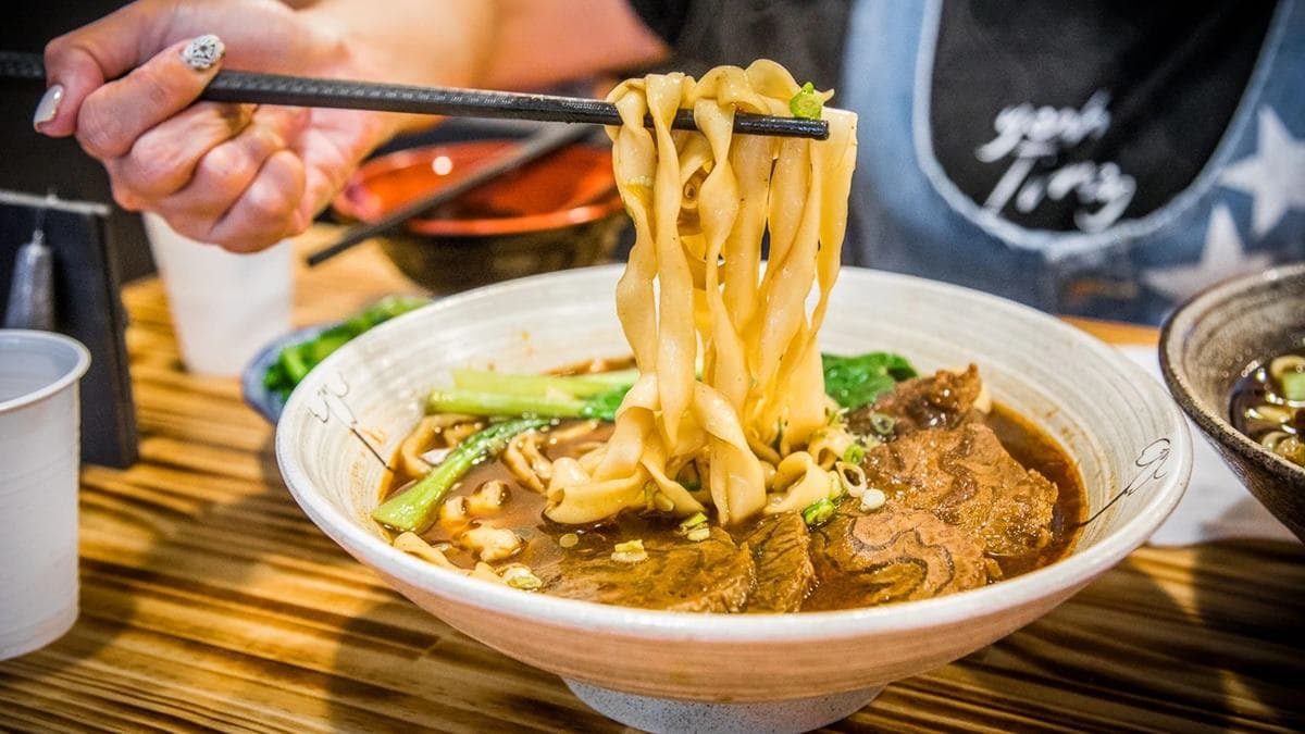 麵體是粗寬麵，口感很Q彈。（圖片來源：大手牽小手玩樂趣）