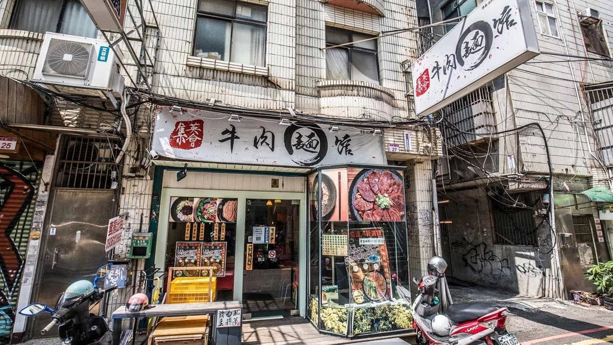「集英會牛肉麵館」是中壢網評頗高的牛肉麵專賣店。（圖片來源：大手牽小手玩樂趣）