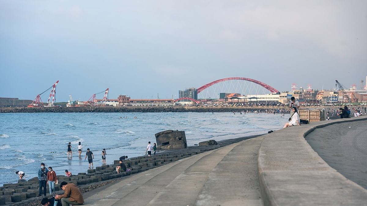 遠方的防波堤也有許多人坐在上面看風景。（圖片來源：瑞貝卡一家）