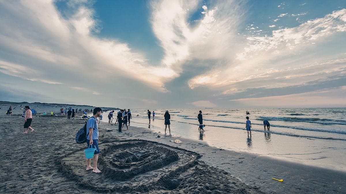 許多民眾聚集在海邊野餐、戲水。（圖片來源：瑞貝卡一家）