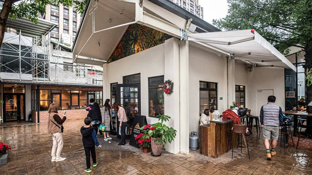 老教堂的建築，米白色外牆擺放著不少盆栽花卉。（圖片來源：潔妮食旅生活）