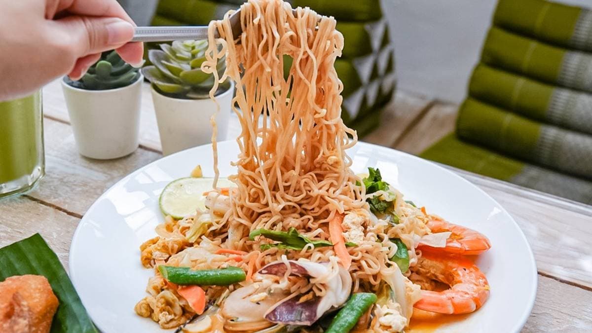 酸辣海鮮炒MAMA麵，整體用料相當豐富。（圖片來源：靜兒貪吃遊玩愛分享）