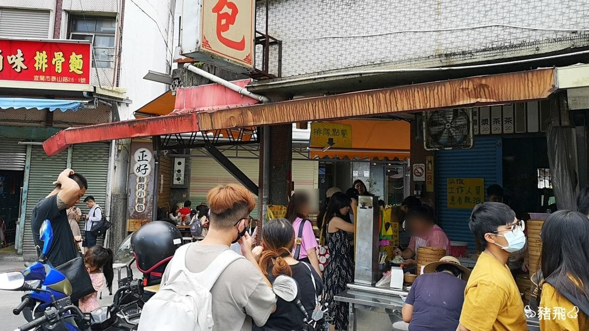 「正好鮮肉小籠包」門口排滿了人潮，開車路過總會讓人驚訝！（圖片來源：豬飛小姐的彩色生活）