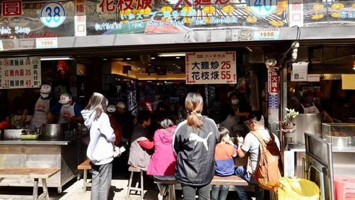 這攤40號攤位的「花枝羹大麵炒」大致位在「奠濟宮」牌樓對面。（圖片來源：貓大爺部落格）