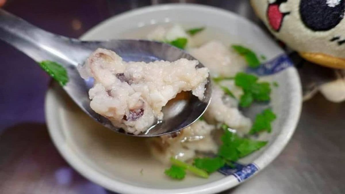 花枝吃起來滿鮮甜的，湯頭有加胡椒調味但不會很重（圖片來源：貓大爺部落格）