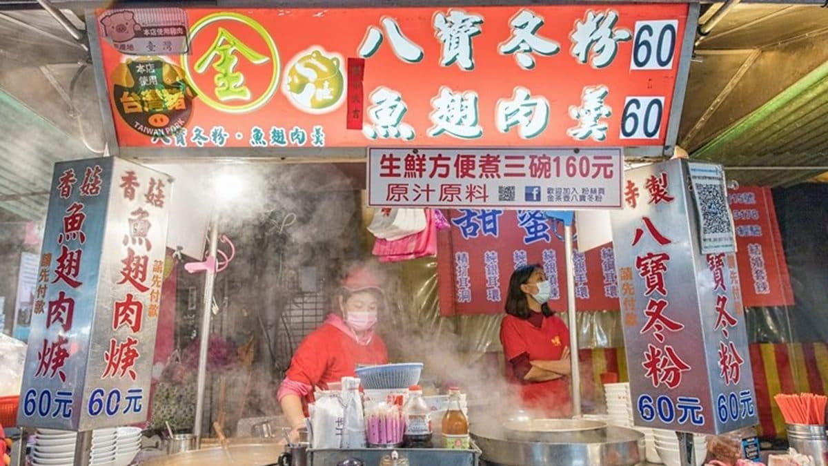 微雨微寒的下午，到基隆廟口吃上１碗八寶冬粉很合適。（圖片來源：小虎食夢網）