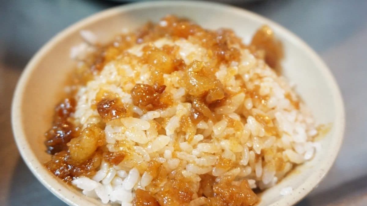 滷肉飯整個就是黃金色的，入口都是油脂的香氣。（圖片來源：跳躍的宅男）